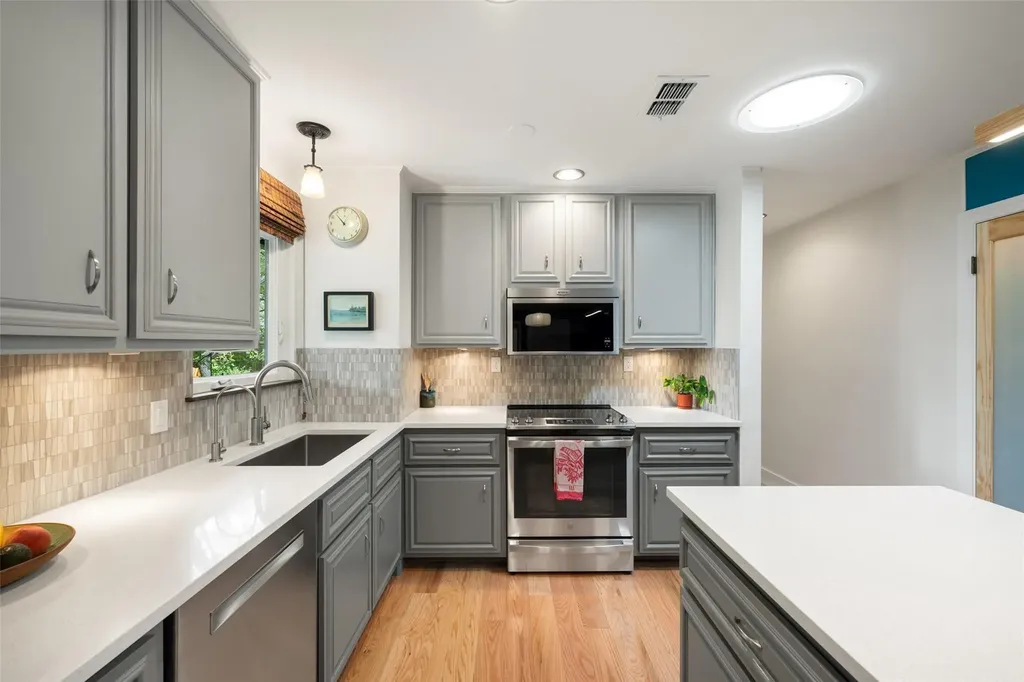 102 E Crestland Drive Austin TX 78752