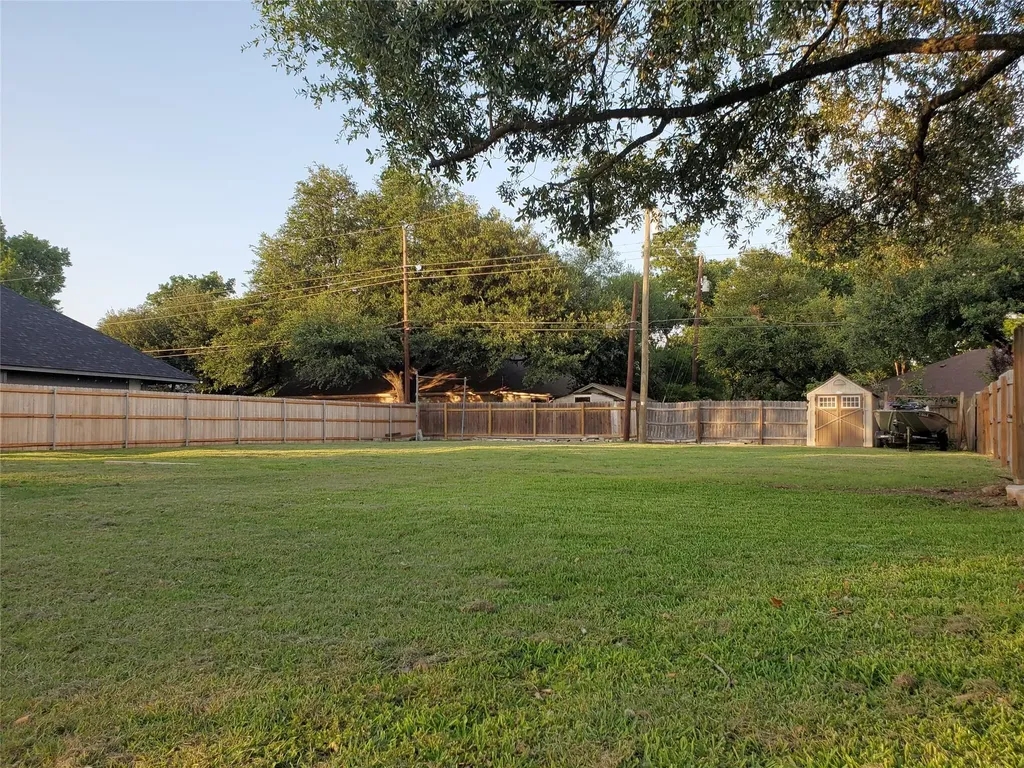 2200 Lark Lane Taylor TX 76574