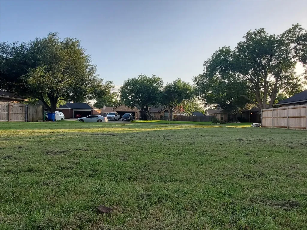 2200 Lark Lane Taylor TX 76574