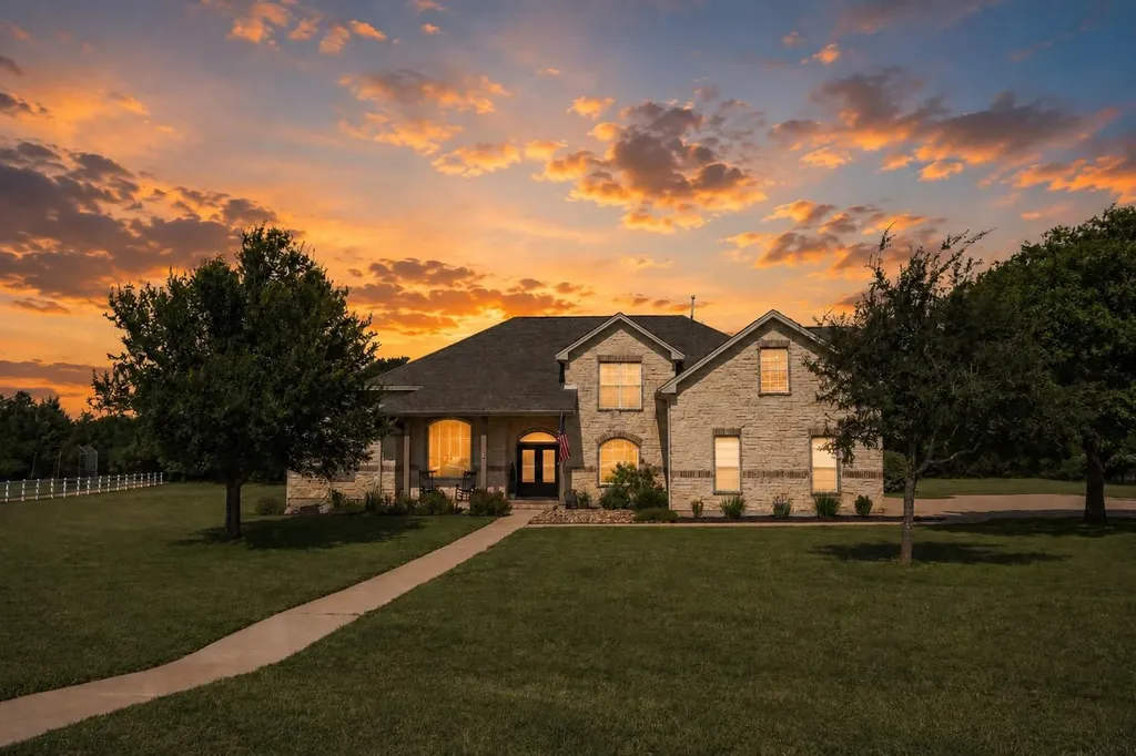 511 Broken Lance Drive Dripping Springs TX 78620