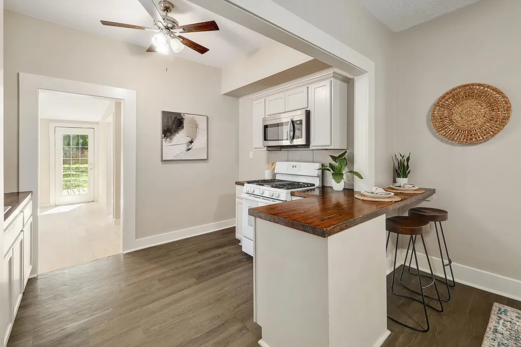 1104 Kimbro Street Taylor TX 76574