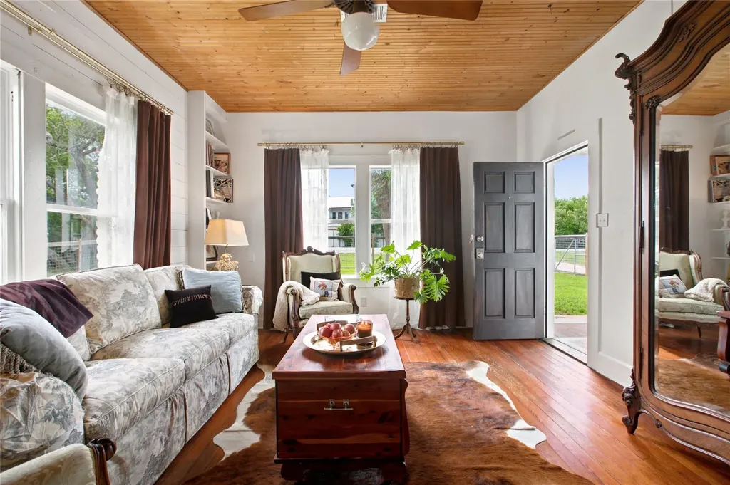 372 Old Lockhart Road Lockhart TX 78644