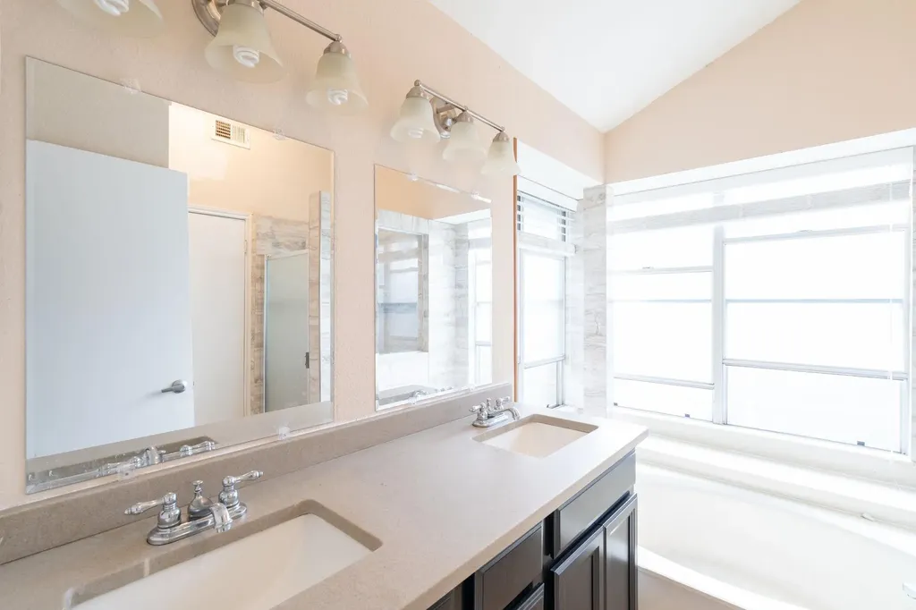 5611 Meadow Crest Austin TX 78744