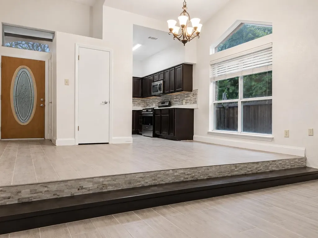 5611 Meadow Crest Austin TX 78744