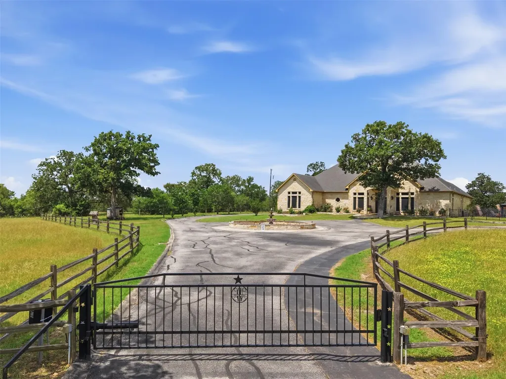 2936 Fm 1704 Elgin TX 78621