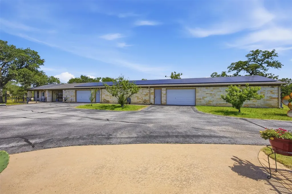2936 Fm 1704 Elgin TX 78621