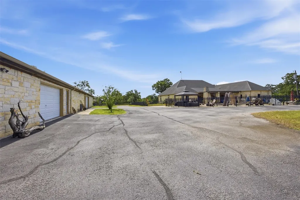 2936 Fm 1704 Elgin TX 78621