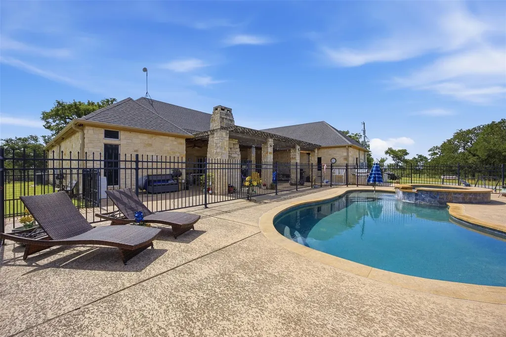 2936 Fm 1704 Elgin TX 78621