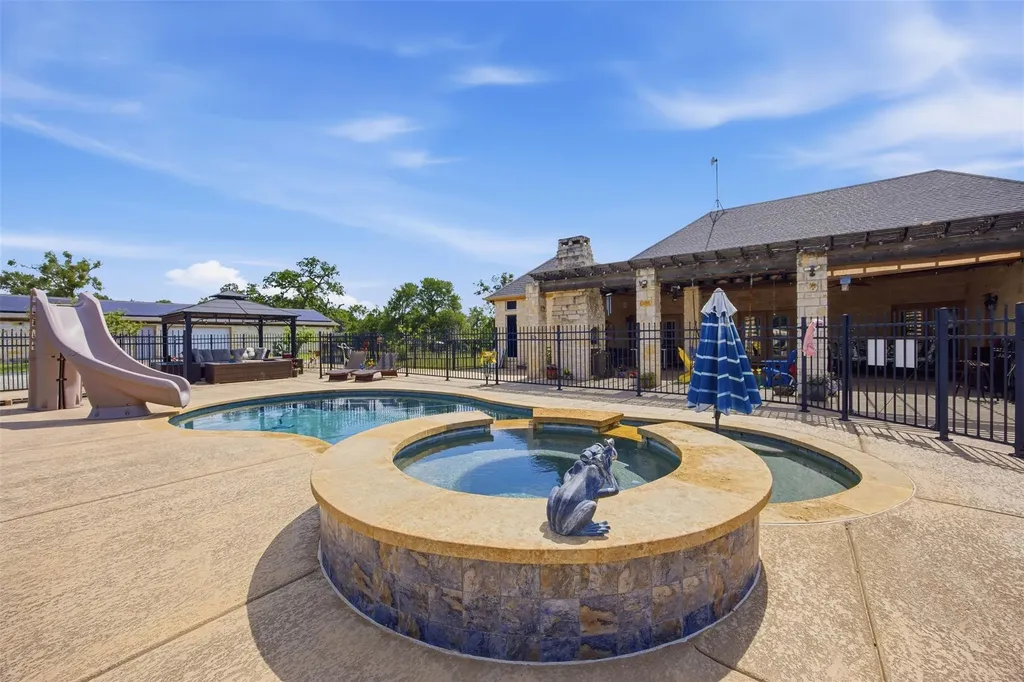 2936 Fm 1704 Elgin TX 78621