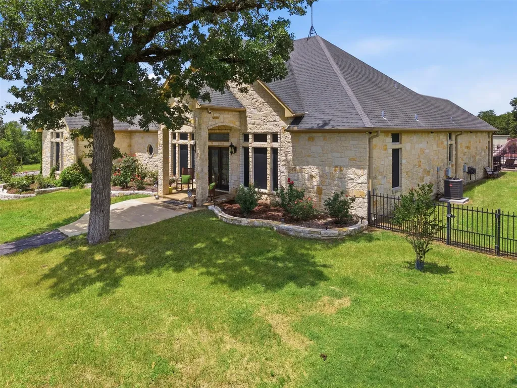 2936 Fm 1704 Elgin TX 78621