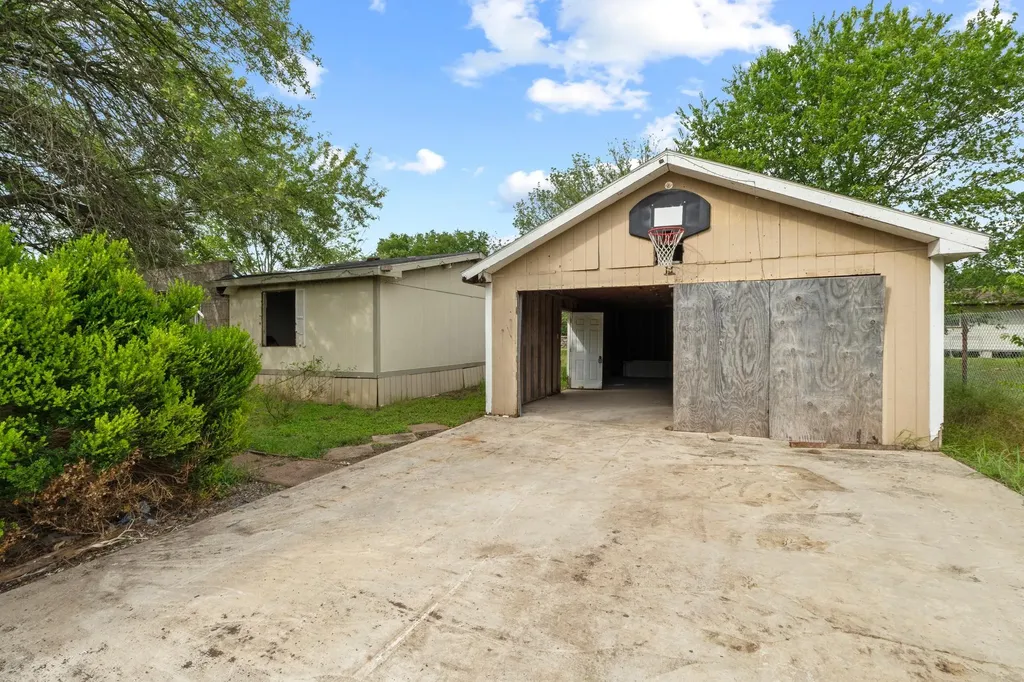 205 Skycrest Drive Martindale TX 78655