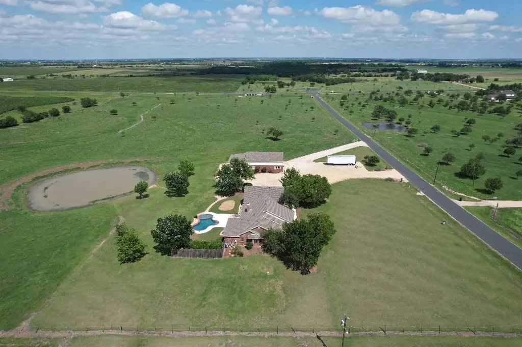 651 County Road 497 Taylor TX 76574