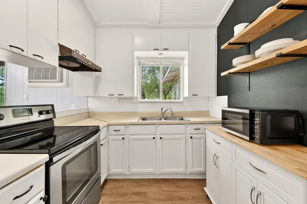1016 Windy Shores Loop Spicewood TX 78669