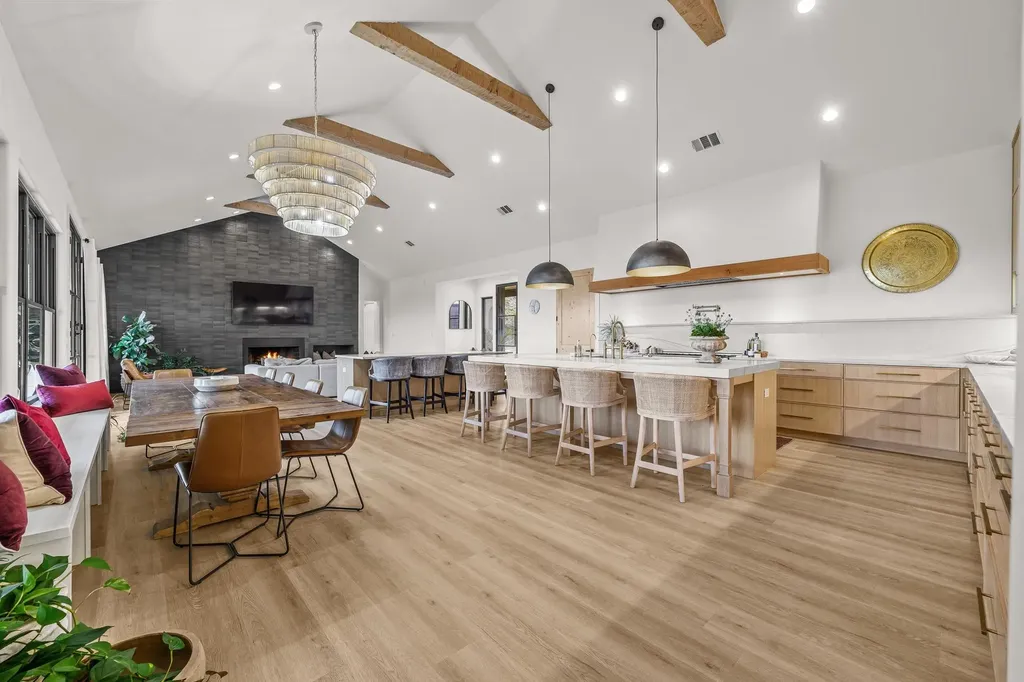 107 W Lakeshore Drive Dripping Springs TX 78620