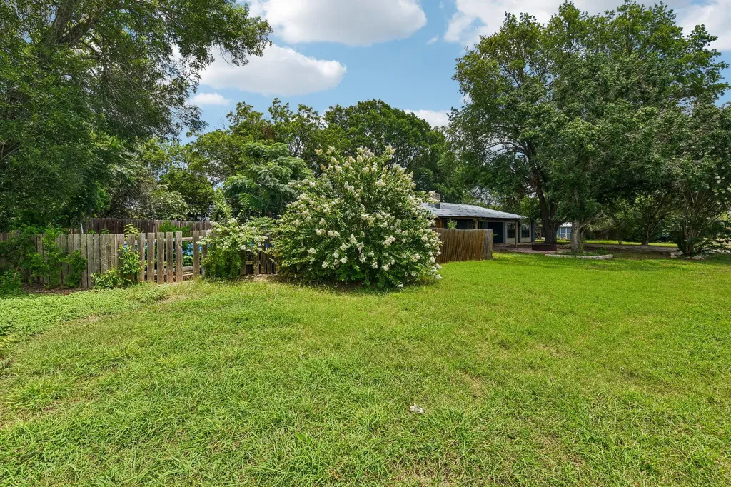 1111 Silent Valley Road Lockhart TX 78644