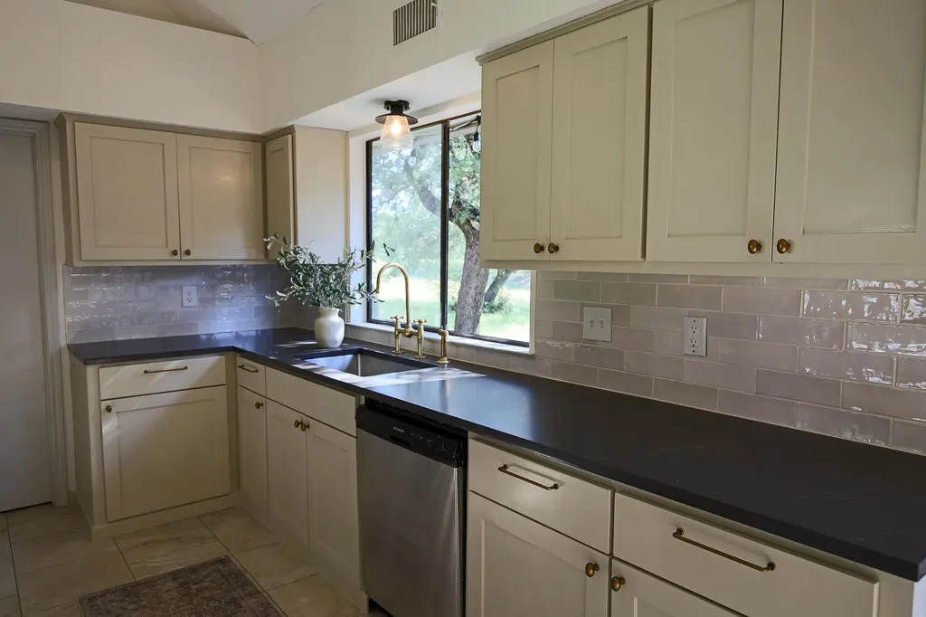 708 Cowal Drive S Spicewood TX 78669