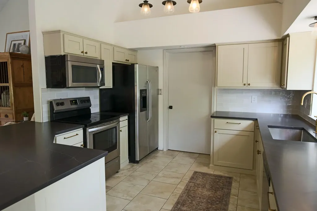 708 Cowal Drive S Spicewood TX 78669