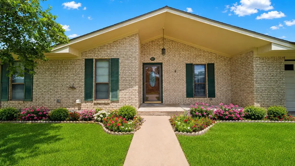 487 Edgewood Avenue Giddings TX 78942