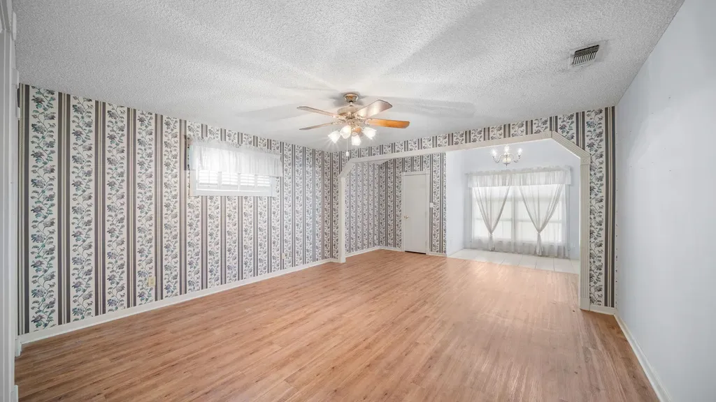 487 Edgewood Avenue Giddings TX 78942