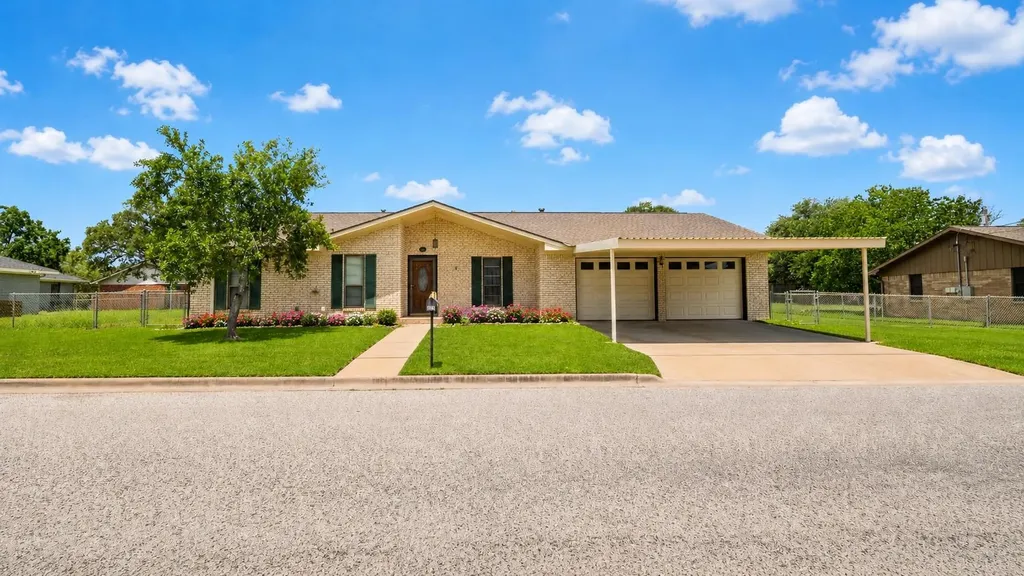487 Edgewood Avenue Giddings TX 78942