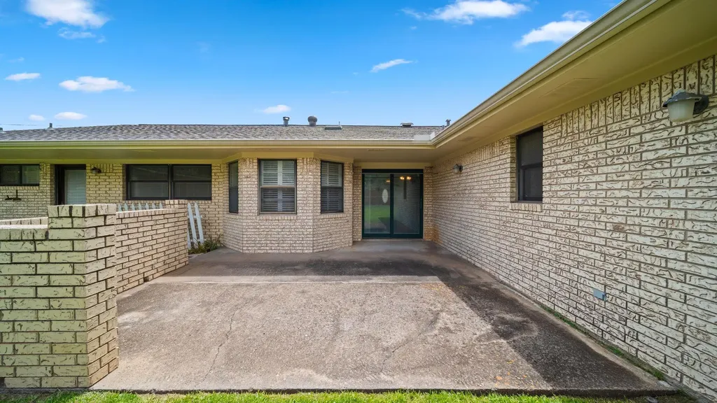 487 Edgewood Avenue Giddings TX 78942