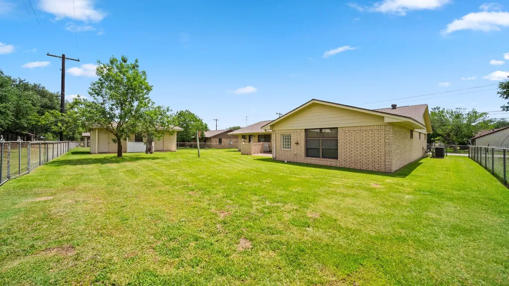 487 Edgewood Avenue Giddings TX 78942