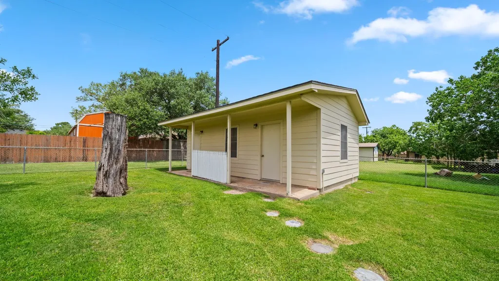 487 Edgewood Avenue Giddings TX 78942