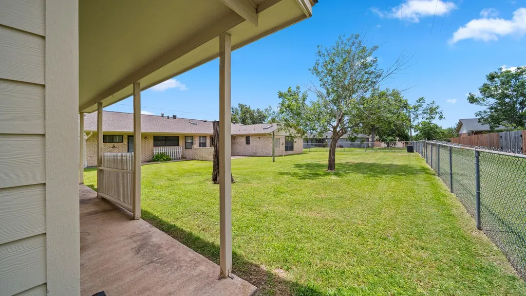 487 Edgewood Avenue Giddings TX 78942