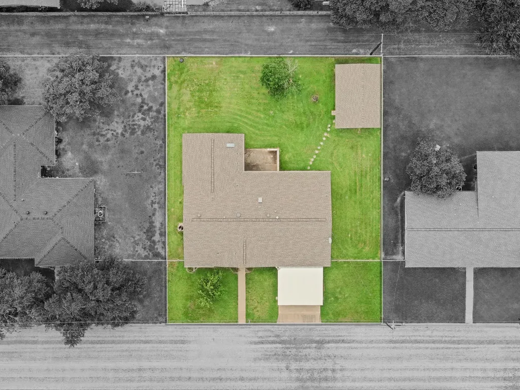 487 Edgewood Avenue Giddings TX 78942