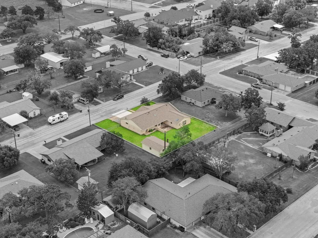 487 Edgewood Avenue Giddings TX 78942
