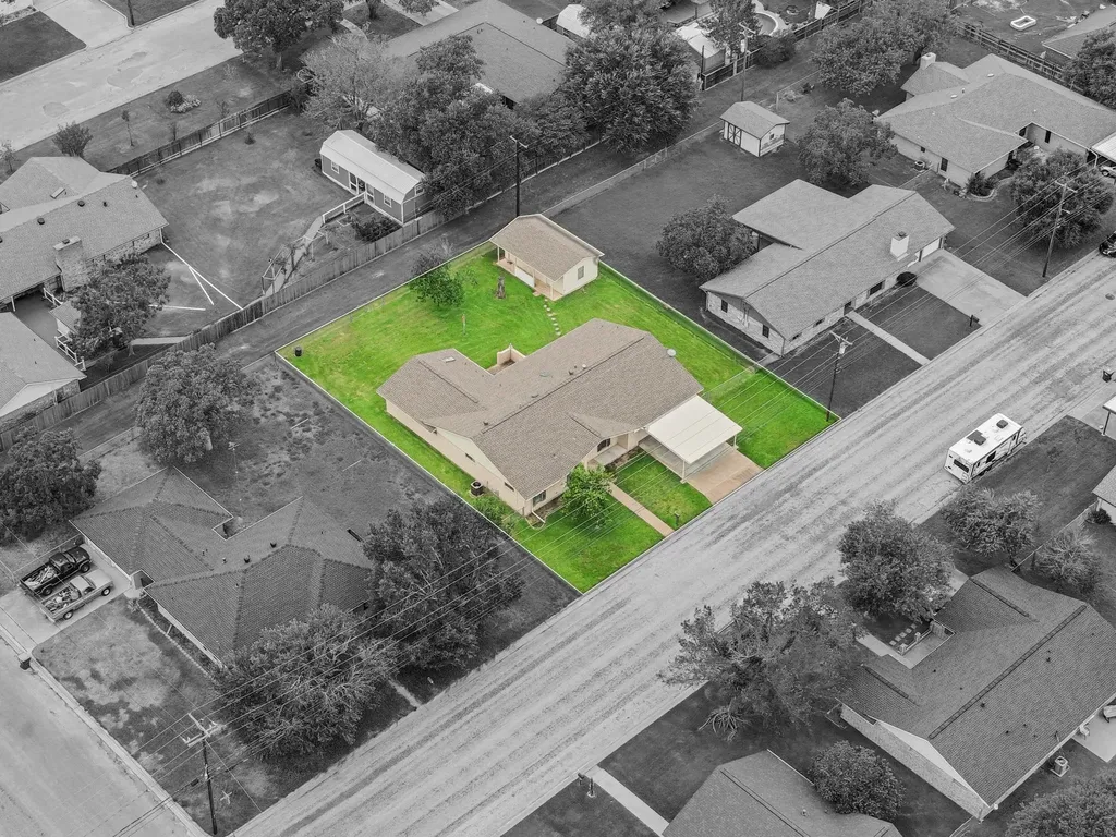 487 Edgewood Avenue Giddings TX 78942