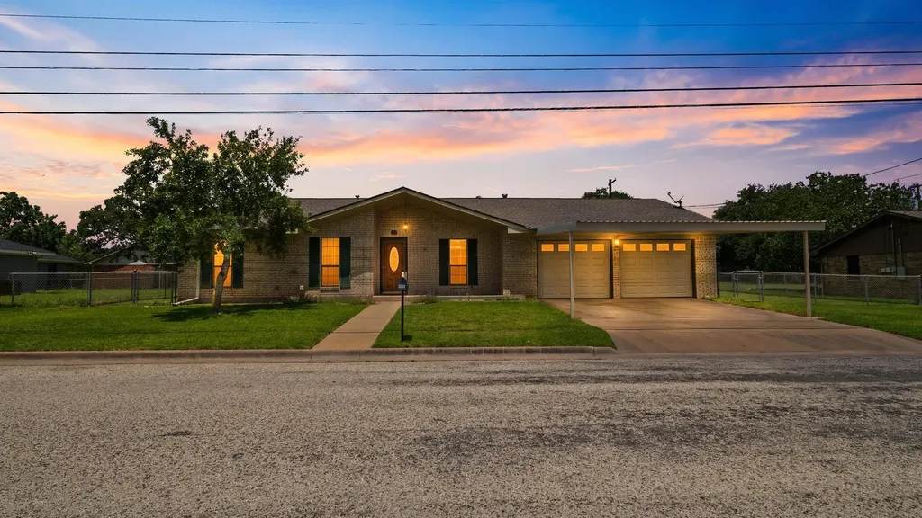 487 Edgewood Avenue Giddings TX 78942