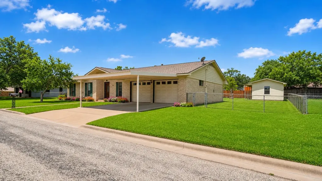 487 Edgewood Avenue Giddings TX 78942