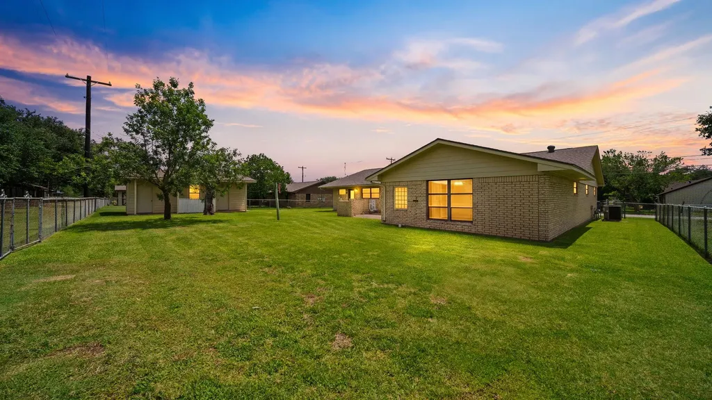 487 Edgewood Avenue Giddings TX 78942