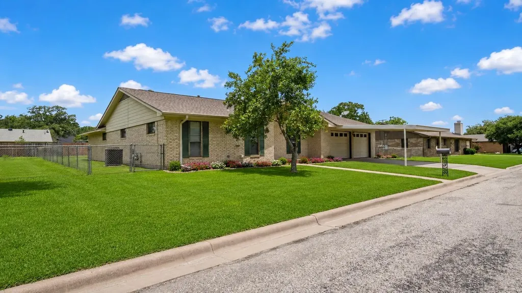 487 Edgewood Avenue Giddings TX 78942