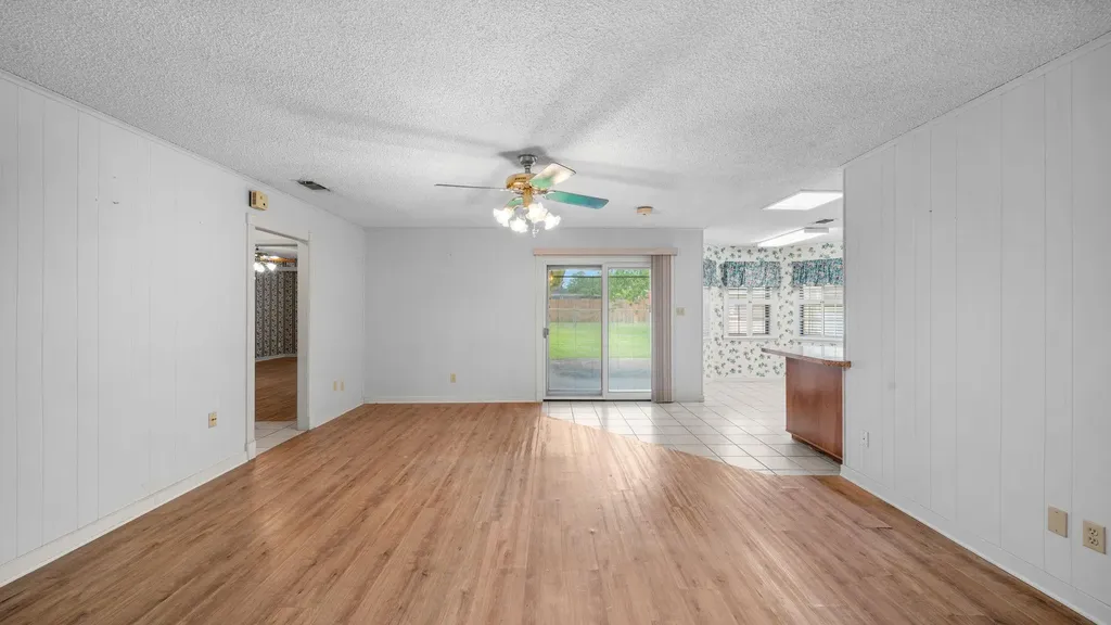 487 Edgewood Avenue Giddings TX 78942