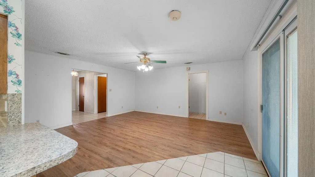 487 Edgewood Avenue Giddings TX 78942