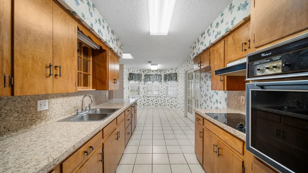 487 Edgewood Avenue Giddings TX 78942