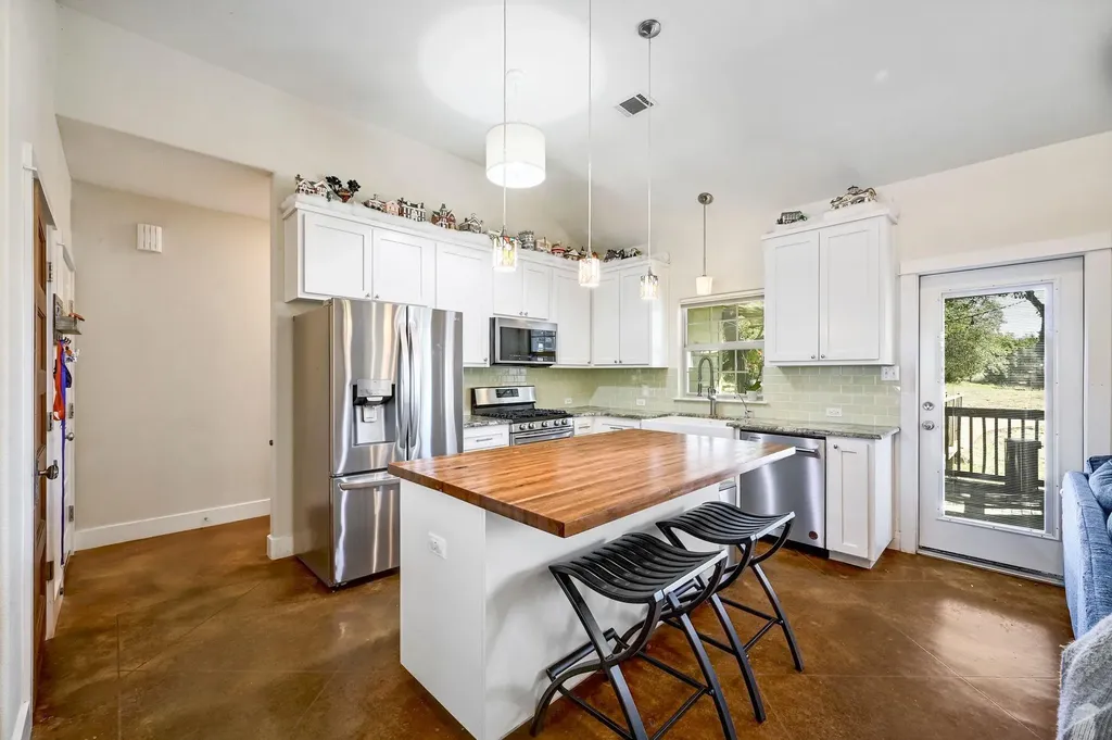 10105 Little Creek Circle Dripping Springs TX 78620