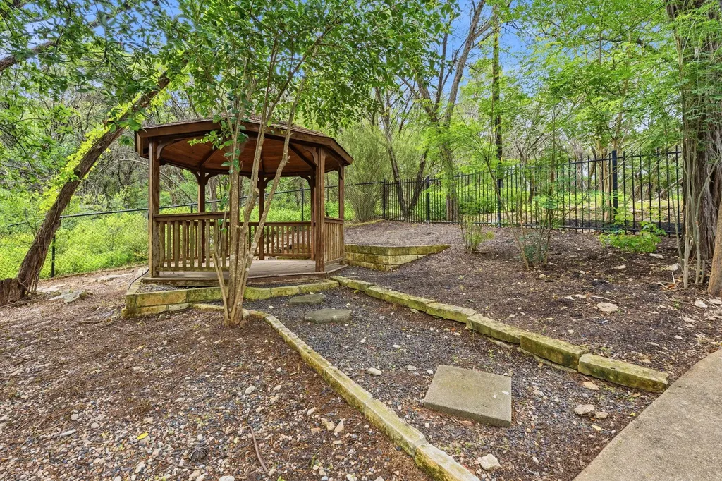 1004 Jousting Place Austin TX 78746