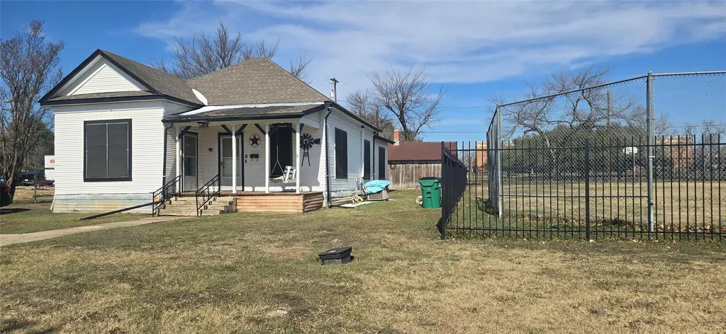 420 W 6th Street Taylor TX 76574