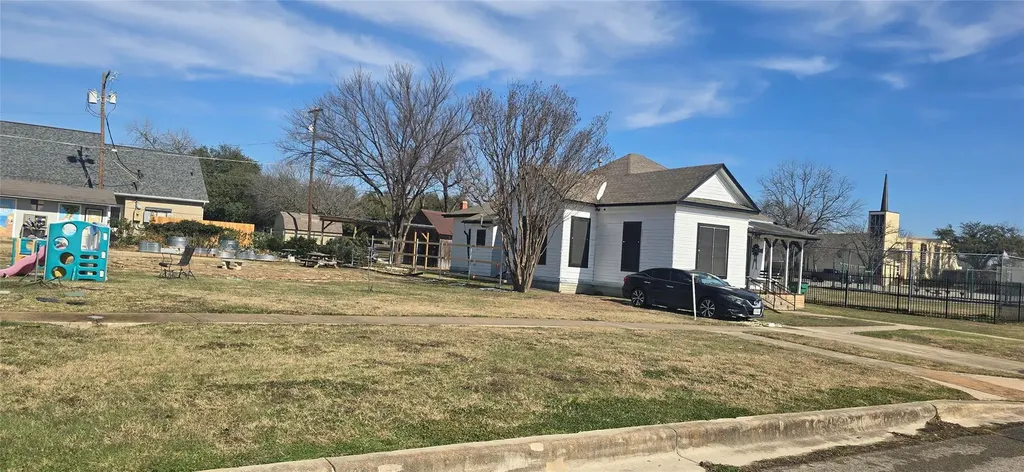 420 W 6th Street Taylor TX 76574