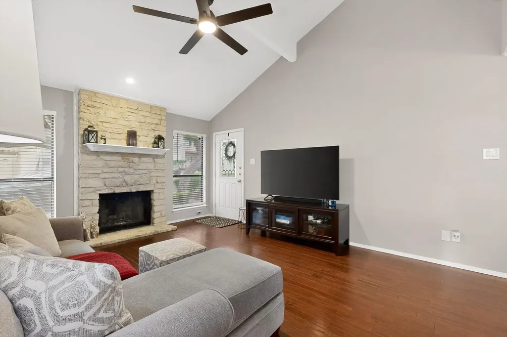 8821 Honeysuckle Trail W Austin TX 78759