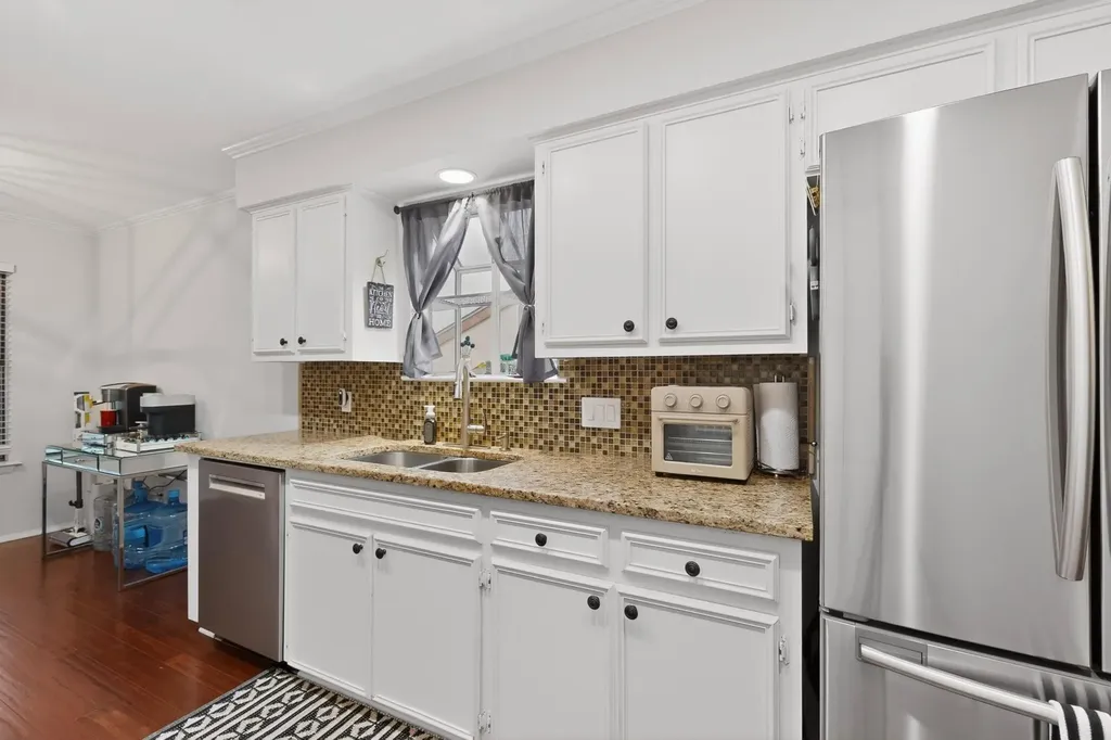 8821 Honeysuckle Trail W Austin TX 78759