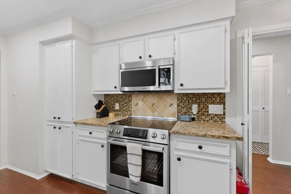 8821 Honeysuckle Trail W Austin TX 78759