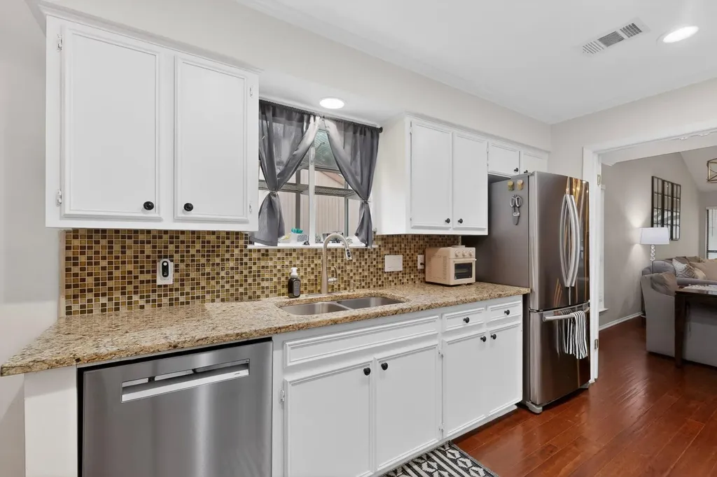 8821 Honeysuckle Trail W Austin TX 78759