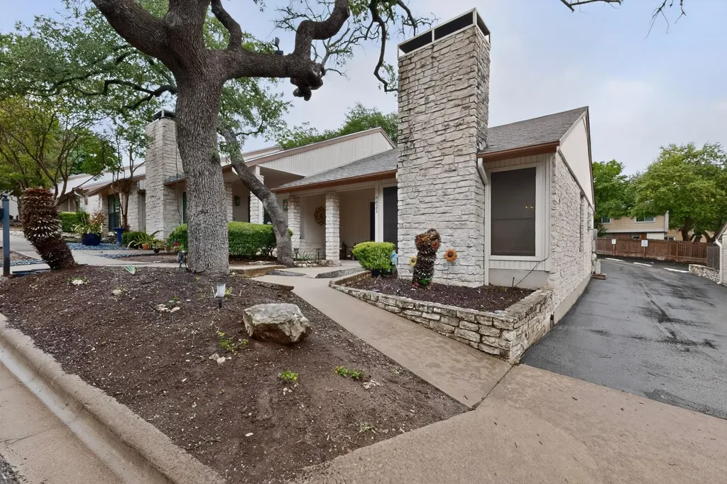 8821 Honeysuckle Trail W Austin TX 78759