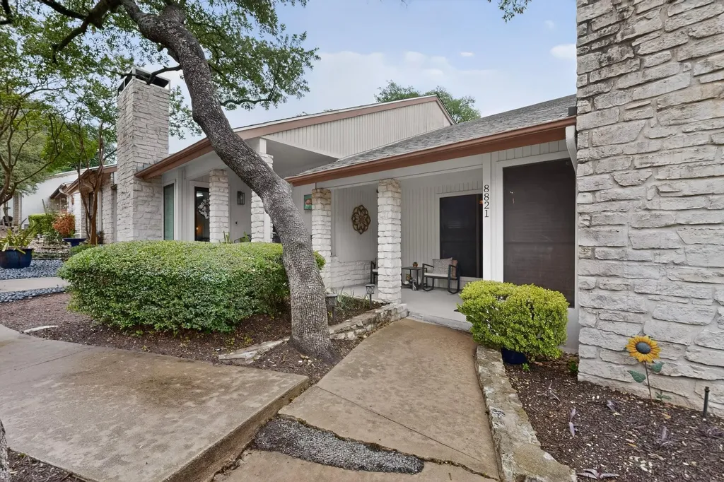 8821 Honeysuckle Trail W Austin TX 78759