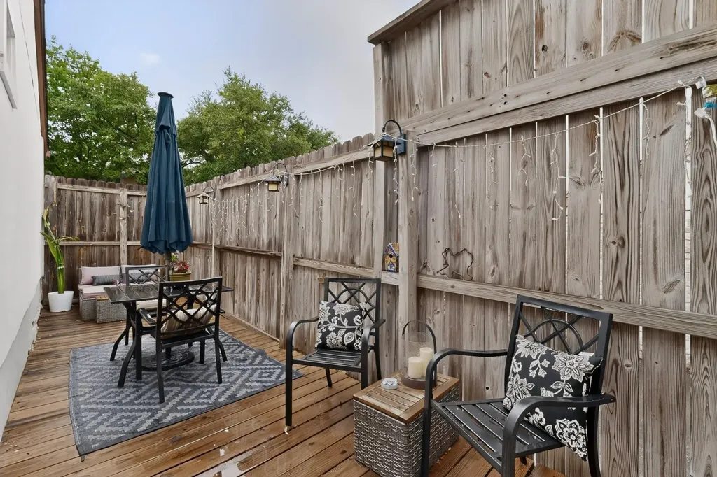 8821 Honeysuckle Trail W Austin TX 78759
