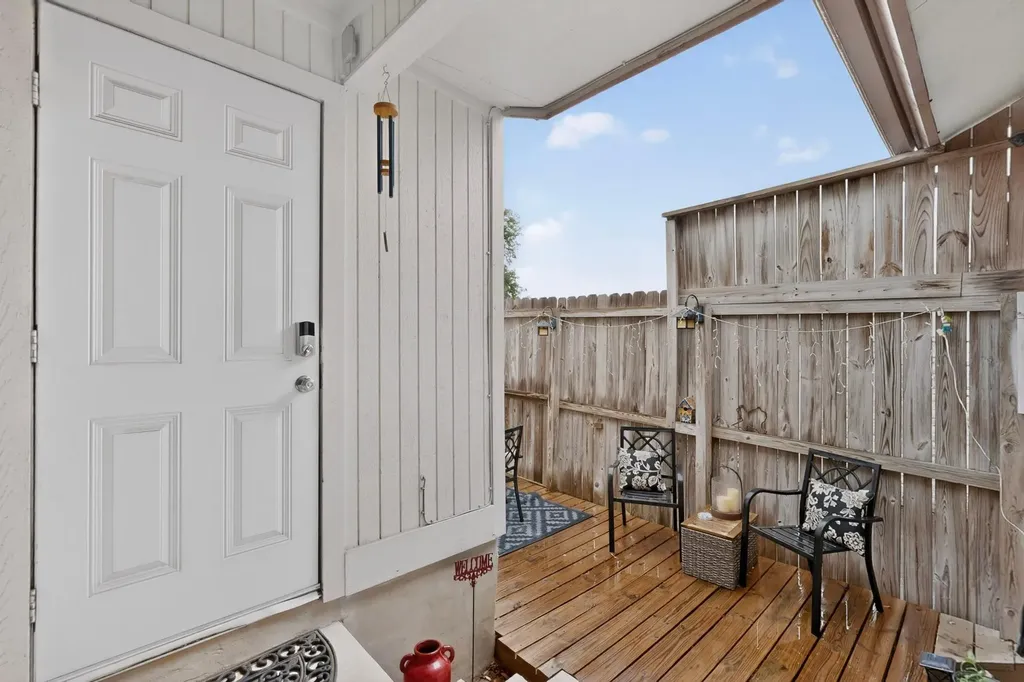 8821 Honeysuckle Trail W Austin TX 78759